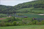 Abschiedfahrten von 52 7596.

Auf Bergfahrt im Bahnhofsbereich von Epfenhofen kurz vor dem Epfenhofener Viadukt. Mai 2025.