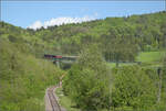 50 2988 mit Umbauwagen auf dem Weg nach Blumberg beim Biesenbachviadukt. Epfenhofen, Mai 2025.