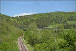 50 2988 mit Umbauwagen auf dem Weg nach Blumberg beim Biesenbachviadukt. Epfenhofen, Mai 2025.