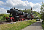 50 2988 kommt mit Umbauwagen auf dem Weg nach Blumberg gerade in Fützen an. Mai 2025.