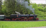 Abschiedfahrten von 52 7596.

Auf Bergfahrt am Haltepunkt Lausheim-Blumegg. Mai 2025.