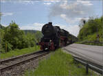 Abschiedfahrten von 52 7596.

Auf Bergfahrt beim Bahnübergang bei Grimmelshofen. Mai 2025.