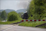 Abschiedfahrten von 52 7596.

Auf Bergfahrt beim Bahnübergang bei Grimmelshofen. Mai 2025.