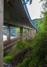 Die Doppelstockbrücke Dumicketal über die Biggetalsperre am 12 Mai 2013. Oben Straßenbrücke, unten die Bahnstrecke KBS 442 'Biggetalbahn' (Finnentrop - Olpe – [Freudenberg]), ca. km 16,6. 
 
Die KBS 442 (Finnentrop–O ...