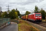 Die 185 115-3 (91 80 6185 115-3 D-DB) der DB Cargo Deutschland AG fährt am 26 September 2024 mit einem Röhrenzug auf der Siegstrecke durch Siegen-Eiserfeld in Richtung Köln. Der Zug bestand aus Drehgestellflachwagen mit Niederbindeeinrichtungen der Gattungen Snps 719 / Sns 727, beladen mit gelb beschichteten Gasrohren bzw. HFI-längsnahtgeschweißte Stahlrohre Ø 323.9 x 12,7 (DN/NW 300 mm bzw. 12 ¾ Inch) mit gelber MAPEC® Polyethylen (HDPE)-Umhüllung), der Salzgitter Mannesmann Line Pipe GmbH in Siegen (ex RW Fuchs), in Herstellungslänge von 12 m. 

Nochmals einen lieben Gruß an den netten grüßenden Lokführer zurück.

Die TRAXX F140 AC1 wurde 2003 von der Bombardier Transportation GmbH in Kassel unter der Fabriknummer 33554 gebaut. Man kann es auch an den vier Stromabnehmern erkennen, die Lok hat die Zulassung für Deutschland und die Schweiz (D/CH).
