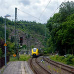 Nun sind die HLB SIEMENS Mireo Plus B wohl schon im Planbetrieb: Der HLB 563 801 / 563 901 (94 80 0563 801-0 D-HEB / 94 80 0563 901-8 D-HEB), ein zweiteiliger Hybridtriebzug (E/Akku) der BR 563 vom Typ SIEMENS Mireo Plus B der HLB (Hessische Landesbahn GmbH), erreicht am 04 Juni 2025, als RB 90  Westerwald-Sieg-Bahn  (Limburg/Lahn - Westerburg - Altenkirchen/Westerwald - Au/Sieg - Betzdorf/Sieg – Siegen), im Batteriemodus (Stromabnehmer sind unten) den Bahnhof Kirchen/Sieg. 

Nochmals einen lieben Gruß an den netten Triebfahrzeugführer zurück. 

Der zweiteilige SIEMENS Mireo Plus B wurden 2024/25 von SIEMENS in Krefeld gebaut und im April 2025 an die HBL ausgeliefert.

Warum im Batteriemodus gefahren wird, kann ich nur vermuten das man die Reichweite mit einer Akkuladung testen will. Dann aber schonmal Hut ab / Chapeau (alle Achtung und allen Respekt!), denn von Limburg bis Kirchen hat er dann ca. 100 km zurückgelegt. 