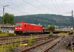 Die 185 306-8 (91 80 6185 306-8 D-DB) der DB Cargo AG fährt am 10 Juni 2025, mit einem leeren Coilzug (sechsachsige Wagen u.a. der Gattung Sahmms 711.0), durch Niederschelden und Niederschelderhütte in Richtung Köln. Die Lok hat hier gerade die Sieg überquert und somit auch die Landesgrenze zwischen Nordrhein-Westfalen und Rheinland-Pfalz. 

Die TRAXX F140 AC2 wurde 2007 von der Bombardier Transportation GmbH in Kassel unter der Fabriknummer 34174 gebaut und an die DB Cargo AG (damals Railion Deutschland AG) geliefert.