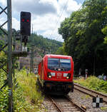 Die 187 123 (91 80 6187 123-5 D-DB) der DB Cargo AG fährt am 16 Juli 2025 mit einem Coilzug (Zug 9921) durch Kirchen (Sieg) in Richtung Siegen. Via Siegen ging der Zug zum Gbf Kreuztal, von dort dann (laut Laufzettel) zum Eichener Walzwerk. Der Zug kam von Dortmund-Stockheide, so wäre er eigentlich über die Ruhr-Sieg-Strecke gelaufen, aber diese ist zwischen Lennestadt-Altenhundem und Welschen Ennest wegen Brückenarbeiten bis 28.07.2025 gesperrt.

Nochmals einen lieben Gruß an den netten Lokführer zurück.

Die Bombardier TRAXX F140 AC3 wurde 2017 von der Bombardier Transportation GmbH in Kassel unter der Fabriknummer 35273 gebaut. Einschläge Seiten im Netz schreiben die Lok sei seit 2021 an die DB Cargo Tochter RBH Logistics GmbH (Gladbeck) verkauft, ich konnten aber deutlich den DB-Keks und die UIC-Kennung (D-DB) sehen. Die TRAXX F140 AC3 Varianten der DB Cargo (BR 187.1) haben keine Last-Mile-Einrichtung. Die Höchstgeschwindigkeit beträgt 140km/h. Die Lok hat nur die Zulassung für Deutschland. Die Lokomotiven können in gemischter Mehrfachtraktion mit BR185 und BR186 eingesetzt werden.

Heute war meine Ausbeute an der Siegstrecke sehr erfolgreich, in nicht einmal 1,5 Stunden konnte ich 11 Güterzüge ablichten, zudem grüßten mich alle Lokführer recht freundlich. Das ist an der Siegstrecke sehr viel, es gab wohl Probleme auf den Rheinstecken, sowie die Streckensperrung der Ruhr-Sieg-Strecke.