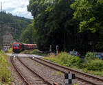 Die 187 123 (91 80 6187 123-5 D-DB) der DB Cargo AG fährt am 16 Juli 2025 mit einem Coilzug (Zug 9921) durch Kirchen (Sieg) in Richtung Siegen. Via Siegen ging der Zug zum Gbf Kreuztal, von dort dann (laut Laufzettel) zum Eichener Walzwerk. Der Zug kam von Dortmund-Stockheide, so wäre er eigentlich über die Ruhr-Sieg-Strecke gelaufen, aber diese ist zwischen Lennestadt-Altenhundem und Welschen Ennest wegen Brückenarbeiten bis 28.07.2025 gesperrt.

Nochmals einen lieben Gruß an den netten Lokführer zurück.

Die Bombardier TRAXX F140 AC3 wurde 2017 von der Bombardier Transportation GmbH in Kassel unter der Fabriknummer 35273 gebaut. Einschläge Seiten im Netz schreiben die Lok sei seit 2021 an die DB Cargo Tochter RBH Logistics GmbH (Gladbeck) verkauft, ich konnten aber deutlich den DB-Keks und die UIC-Kennung (D-DB) sehen. Die TRAXX F140 AC3 Varianten der DB Cargo (BR 187.1) haben keine Last-Mile-Einrichtung. Die Höchstgeschwindigkeit beträgt 140km/h. Die Lok hat nur die Zulassung für Deutschland. Die Lokomotiven können in gemischter Mehrfachtraktion mit BR185 und BR186 eingesetzt werden.

Heute war meine Ausbeute an der Siegstrecke sehr erfolgreich, in nicht einmal 1,5 Stunden konnte ich 11 Güterzüge ablichten, zudem grüßten mich alle Lokführer recht freundlich. Das ist an der Siegstrecke sehr viel, es gab wohl Probleme auf den Rheinstecken, sowie die Streckensperrung der Ruhr-Sieg-Strecke.