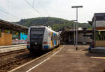 Ein ET 423 der S-Bahn Stuttgart im neuen Redesign auf Abwegen….
Der vierteilige Elektrotriebzug 94 80 0423 511-5 D-DB / 433 511-3 / 433 011-4 / 423 011-6 ein „Kurzzug“ der Baureihe 423 (1. Bauserie) der S-Bahn Stuttgart fährt am 18. Juni 2025, auf Werkstattfahrt, durch den Bahnhof Betzdorf/Sieg in Richtung Siegen. Vermutlich ging es wieder zurück nach Stuttgart.