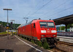 Die 185 174-0 (91 80 6185 174-0 D-DB) der DB Cargo Deutschland AG fährt am 18 Juni 2025 mit einem gedeckten Autotransportzug der DB Cargo Logistics GmbH, ex DB Schenker ATG (Wagen der Gattung Hccrrs 332 der TWA) durch den Bahnhof Betzdorf/Sieg i ...