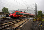 Auch bei Regen fahren Züge, so ging ich auch nochmal an die Strecke. Zwei gekuppelte Bombardier Talent 2 (der fünfteilige 442 302 / 442 802 und vierteilige 442 261 / 442 761) der DB Regio NRW fahren am 06 Oktober 2025, als RE 9 - Rhein Sieg ...