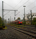 Auch bei Regen fahren Züge, so ging ich auch nochmal an die Strecke. Zwei gekuppelte Bombardier Talent 2 (der fünfteilige 442 302 / 442 802 und vierteilige 442 261 / 442 761) der DB Regio NRW fahren am 06 Oktober 2025, als RE 9 - Rhein Sieg ...