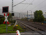 Auch bei Regen fahren Züge, so ging ich auch nochmal an die Strecke. Die KSW 42 bzw. 277 902-3 (92 80 1277 902-3 D-KSW) der KSW (Kreisbahn Siegen-Wittgenstein), fährt am 06 Oktober 2025, mit einem Coilzug durch Niederschelden/Niederschelder ...