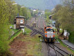 Hochbetrieb in Herdorf am 23 April 2025:
Nach getaner Arbeit fahren nun die beiden Loks der KSW (Kreisbahn Siegen-Wittgenstein) die KSW 43 (92 80 1273 018-2 D-KSW) die asymmetrische Vossloh G 2000 BB und die KSW 47 (92 80 1271 027-5 D-KSW), ex D 2 der HFM, eine Vossloh G 1000 BB, geneinsam als Lokzug vom KSW-Rangierbahnhof (Betriebsstätte FGE - Freien Grunder Eisenbahn) wieder zurück in Richtung Betzdorf/Sieg. 