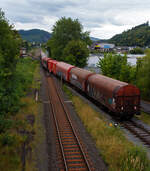 Die KSW 42 bzw. 277 902-3 (92 80 1277 902-3 D-KSW) der KSW (Kreisbahn Siegen-Wittgenstein) verlässt mit einem Übergabegüterzug den KSW Rangierbahnhof Herdorf (Freien Grunder Eisenbahn KSW NE447 / DB-Nr. 9275) und fährt über die KBS 462 „Hellertalbahn“ nach Betzdorf/Sieg nach dem Umsetzen dort geht es über die KBS 460 „Siegstrecke“ via Siegen nach Kreuztal.

Es ist für die nächsten 3 Wochen die letzte Fuhre über die KBS 460 „Siegstrecke“ nach Kreuztal, da die Strecke zwischen Siegen und Troisdorf wegen Bauarbeiten dann gesperrt ist. Dann muss die KSW über Haiger nach Dillenburg fahren und nach dem Umsetzen dort über die KBS 445 „Dillstecke“ nach Kreuztal. Da die Wagen dann leer sind ist nur der Umweg von Nachteil, nicht aber die geringere Streckenklasse CE zwischen Herdorf und Haiger.