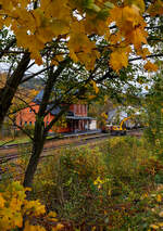 Baustelle Bahnhof Herdorf nun am Sonntagmorgen des 26 Oktober 2025, auch wenn es weithin khl und windig ist, so regnet es (kurzzeitig) wenigstens mal nicht. Doch trotz der bescheidenen Wetterverhltnisse, sind die Arbeiten seit gestern Nachmittag sehr gut vorangegangen. Die neue Weiche 3 und das neue Gleis als Anschuss von Weiche 26 an Gleis 4 sind eingebaut. Nun muss noch Eingeschottert und spter Gestopft werden. 

Zurzeit werden die alten ausgebauten Gleis- und Weichenstcke zerlegt und mittels Zweiwegebagger auf Res-Flachwagen verladen. 