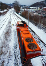Zurzeit ist die RBH 802 „Ruhrpott Sprinter“ / 275 802-3 (98 80 0275 802-3 D-RBH), eine MaK G 1206 der RBH - RAG Bahn und Hafen GmbH (Gladbeck), an die KSW (Kreisbahn Siegen-Wittgenstein) vermietet. Hier steht sie mit einem Übergabeg& ...