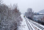 Winter im Hellertal - Der VT 204 ABpd (95 80 0640 104-5 D-HEB) ein Alstom Coradia LINT 27 der HLB (Hessische Landesbahn), als RB 96 „Hellertalbahn“ von Neunkirchen (Kr Siegen) nach Betzdorf/Sieg (Umlauf 61822), erreicht am 29 Januar 2026  ...