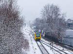 Winter im Hellertal - Der VT 204 ABpd (95 80 0640 104-5 D-HEB) ein Alstom Coradia LINT 27 der HLB (Hessische Landesbahn), als RB 96 „Hellertalbahn“ von Neunkirchen (Kr Siegen) nach Betzdorf/Sieg (Umlauf 61822), erreicht am 29 Januar 2026  ...