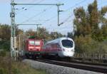143 807  begegnet einem ICE-T am 08.10.2008 an der Bahnhofsausfahrt von Bad Ksen. Sehr schn sind die unterschiedlichen Neigungswinkel zu sehen.