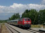 218 194 durcheilt am 18.06.2009 mit dem Umleiter-IC 2085 den Bahnhof Mindelheim in Richtung Kempten.