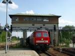 232 669 durchfhrt am 30.06.2009 das ehemalige Befehlsstellwerk von Memmingen. In wenigen Jahren soll hier die Fahrleitung hngen. Ob dann noch das Stellwerk und die Fugngerbrcke existieren ist fraglich.