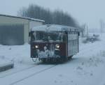 Mchtig eingeschneit fhrt der VT der Staudenbahn am 17.02.2005 in Pfaffenhausen ein.