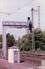 Signalbrcke mit davorne noch ein Huschen. Mnster 04-08-1992.