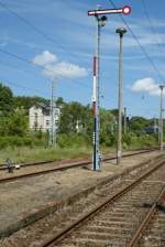 Ein Formsignal und DR-Pilzlampen in Sassitz.
Da die Strecke hier endet, besitzt dieses Formsignal weder einen Antrieb noch eine grne Signalschiebe.
(Juni 2009)