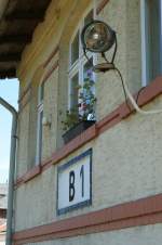 Ein Scheinwerfer bringt in dunklen Stunden Licht ins Betriebsgeschehen. Stellwerk B 1 in Sassnitz im Juni 2009