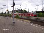 Ein Unbekannter 420er fhrt als S-bahn in Neuss HBF ein.01.08.06
