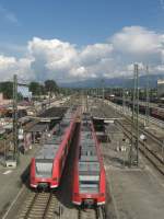 425 047-8 und 426 528-6 nebeneinander im Bahnhof von Rosenheim.
Aufgenommen am 26. Juni 2009.