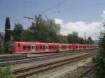 Eine 425er Doppelgarnitur durchfhrt am 22. Mai 2009 den Bahnhof
von Prien am Chiemsee in Richtung Mnchen.