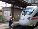 Noch schnell die Scheiben sauber machen, damit der Lokfhrer fr seine Rckfahrt auch freie sicht hat. Dresden Hbf den 02.08.2006 