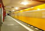 U-Bahn Berlin bei der Einfahrt in die Station Schwartzkopffstrasse