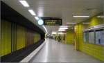 Bornheim Mitte, Linie U4 (B-Strecke). Auch dieser Bahnhof wurde doppelstckig gebaut, hier die untere Ebene Fahrtrichtung Innenstadt. Die vier Station wurde farblich unterschiedlich gestaltet. Die verwendeten Keramikfliesen sind pflegleicht und langlebig. 12.02.2005 (Matthias)