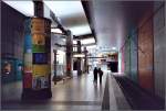 Festhalle/Messe, Linie U4 (B-(D-)Strecke). Nach einer sehr langen Bauzeit von 11 Jahren wurde am 10.Februar die Tunnelstrecke Hauptbahnhof - Bockenheimer Warte mit der Zwischenstation Festhalle/Messe in Betrieb genommen. Eigentlich Teil der frher geplanten vierten Stammstrecke D, ist sie nun von der zur B-Strecke gehrenden Linie B betrieben. Trotz groer Straenbreiten wurden die Streckentunnel bergmnnisch (NT) gebaut. Die Haltestelle entstand in offener Bauweise. Die Bahnsteighalle hat eine hohe Decke mit galeriefrmigen Zugangsgeschoen auf beiden Seiten. Scan, 09.2003 (Matthias)