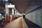 Westend, U6/7 (C-Strecke). Blick in die hohe Bahnsteighalle. Die Bahnhfe entlang des C-Tunnels sind weitegehend in offener Bauweise gebaut, whrend ein Groteil der Streckentunnel bergmnnisch in zwei Einzelrhren erstellt wurde. Scan, 09.2003 (Matthias)
