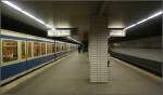 Gemeinschaftshaus: Die drei U-Bahnhfe unterscheiden sich farblich am Leitstreifen. Der hier sichtbare U-Bahnzug wurde von Mnchen bernommen, was an der weiblauen Lackierung erkennbar ist. 04.03.2006 (Matthias)