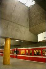 Gostenhof. Die breite Frther Strae erlaubt hier als auch beim Bahnhof Brenschanze Oberlichtkuppeln ber den Bahnsteigen. Neben den farbigen Kacheln, wird neben glatter Sichtbetonflchen auch eine rauhe Betonoberflche gestalterisch eingesetzt. 04.03.2006 (Matthias)