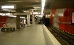 Hauptbahnhof, Bahnsteigebene. Dieser Bahnsteig liegt L-frmig zur U1-Station, die eine Etage tiefer liegt. Ein Teil der U2/3-Station wurde beim Bau der U1 schon mitgebaut. Fr Umsteiger gibt es eine direkte Verbindung zwischen den Stationen. 04.03.2006 (Matthias)