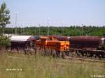 Lok 58 rangiert ein paar Wagen im Werksbahnhof Ziltendorf zusammen. 20.06.07