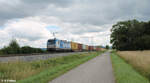 193 842 zieht bei Plling ein Containerzug in Richtung Nrnberg. 13.07.24
