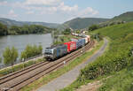 6193 100 zieht bei Lorch am Rhein ein Containerzug gen Süden. 20.07.24