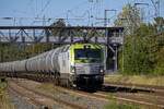 Die Captrain-Lokomotive 193 891 durchfhrt am 24.09.25 mit einer langen Schlange Kesselwagen Saarmund am sdlichen Berliner Auenring.