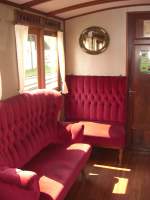 Blick in das Abteil des 1. Klassewagens der Chiemsee-Bahn.