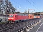 BR 185 056-9 von DB Cargo mit Containern bei der Durchfahrt HH-Harburg. 20.Dezember 2024