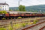 Sechsachsiger Drehgestell-Flachwagen, mit Lademulden für Coiltransporte (Blechrollen), 31 80 4868 190-8, der Gattung Sahmms 711.0, der DB Cargo AG, 10 Juni 2025 im Zugverband bei der Durchfahrt in Niederschelderhütte/Sieg.

Der Wagen ist speziell für die Beförderung schwerer nicht witterungsempfindlicher Blechrollen geeignet. Das Untergestell besteht aus zwei durchgehenden äußeren Langträgern aus St 52, die durch die beiden Hauptquerträger - eine Schweißkonstruktion aus St 52-Blechen - und weiteren Walzprofilträgern verbunden sind. Es ist für eine Belastung entsprechend 22,5 t Radsatzlast ausgelegt. Alle Querträger sind sattelförmig angeordnet, mit geleichterten Stegblechen verbunden und bilden 7 Lademulden. Die Mulden selbst bestehen aus 8 mm dicken Stahlblechen und haben im oberen Bereich eine Neigung von 45° und im unteren Bereich für Blechrollen kleineren Durchmessers eine Neigung von 30°. Die vom Boden aus bedienbare Feststellbremse (falls vorhanden) wirkt auf ein Drehgestell, dieser Wagen hat aber keine.

TECHNISCHE DATEN:
Spurweite: 1.435 mm (Normalspur)
Anzahl der Achsen: 6 in zwei Drehgestellen
Länge über Puffer: 16.400 mm
Drehzapfenabstand: 9.400 mm
Achsabstand im Drehgestell: 3.400 (2 × 1.700) mm
Drehgestell Bauart: 714
Ladelänge: 14.920 mm
Ladebreite in den Mulden: 2.455 mm
Max. Coil-Ø: 2.500 mm
Höchstgeschwindigkeit: 100 km/h (beladen) /120 km/h (leer)
Max. Zuladung bei Lastgrenze S (intern.): 74,0 t (ab Streckenklasse D) / auf DB Netz Streckenklasse CE 89,0 t (max.100 km/h)
Max. Tragfähigkeit: 104 t (bauartspezifische Tragfähigkeit)
Eigengewicht: 31.000 kg
Kleinster bef. Gleisbogenradius: R 75 m
Bauart der Bremse: KE-GP (LL)
Bremssohle: IP 116
Feststellbremse: Nein
Intern. Verwendungsfähigkeit: RIV