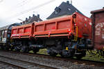 Vierachsiger zweimuldiger Drehgestell-Schüttgutkippwagen mit elektrohydraulischer Betätigung, 31 80 6770 466-4 D-DB, der Gattung Fans 128.2, der DB Cargo Deutschland AG, am 14 November 2025 im Zugverband bei einer Zugdurchfahrt in Kirchen/S ...